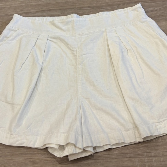 White Abercrombie pleated linen pull on shorts, Size L - Picture 3 of 4